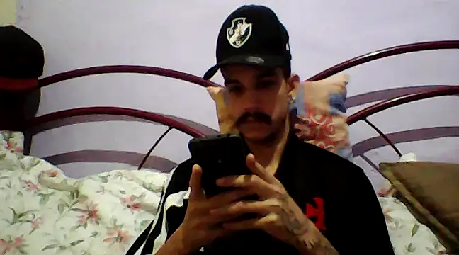 Snapshot of gatobranco001 chatting on 03/21/25, 02:18 gatobranco001 online show from 03/21/25, 02:18