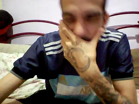Snapshot of gatobranco001 chatting on 03/22/25, 04:03 gatobranco001 online show from 03/22/25, 04:03