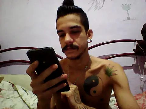 Snapshot of gatobranco001 chatting on 03/23/25, 02:48 gatobranco001 online show from 03/23/25, 02:48