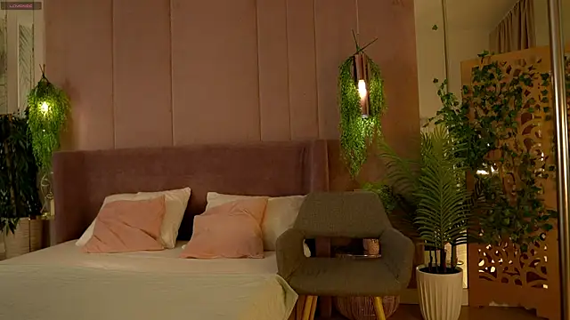 Smiley Mia online show from 11/08/25, 05:07