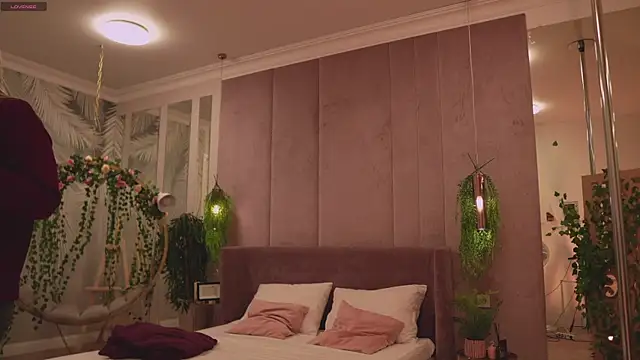 Smiley Mia online show from 11/22/25, 05:06