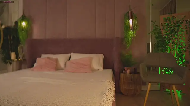 Smiley Mia online show from 11/29/25, 05:10