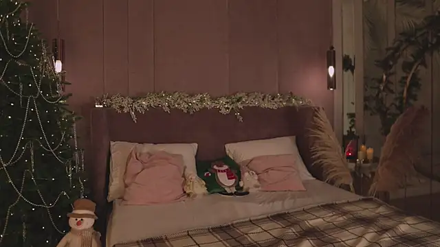 Smiley Mia online show from 12/21/25, 05:14