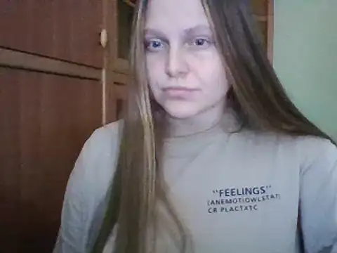 Snapshot of Evasapples chatting on 12/12/24, 05:37 Evasapples online show from 12/12/24, 05:37