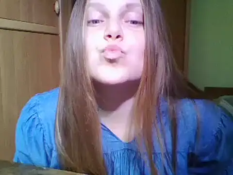 Snapshot of Evasapples chatting on 12/13/24, 04:05 Evasapples online show from 12/13/24, 04:05