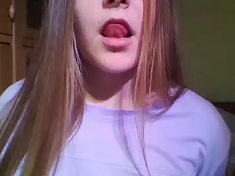 Snapshot of Evasapples chatting on 12/23/24, 05:54 Evasapples online show from 12/23/24, 05:54