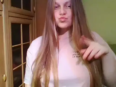 Snapshot of Evasapples chatting on 01/25/25, 03:09 Evasapples online show from 01/25/25, 03:09