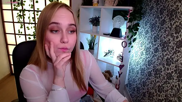 LianaBright online show from 12/17/24, 06:56