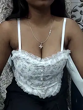 Snapshot of Ishaani_0 chatting on 02/16/25, 08:11 Ishaani 0 online show from 02/16/25, 08:11