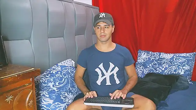 Snapshot of beautiful_james chatting on 12/04/24, 12:19 beautiful james online show from 12/04/24, 12:19