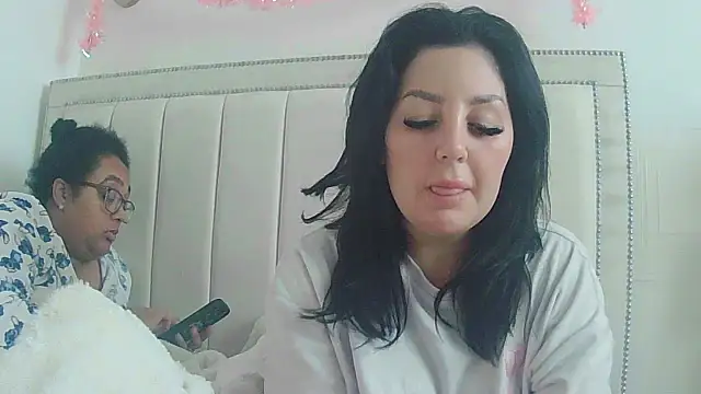 vanilla chocolate23 online show from 11/18/25, 09:47