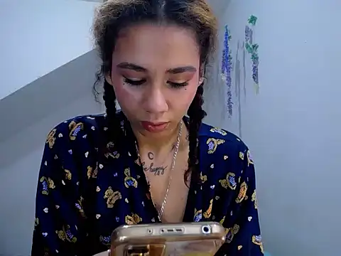 Snapshot of diamonmeli chatting on 01/22/25, 07:03 diamonmeli online show from 01/22/25, 07:03