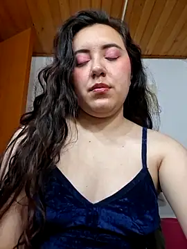 Emi chik online show from 04/08/26, 11:21