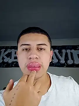 Snapshot of SexyBoy-Bigclit chatting on 12/05/24, 10:01 SexyBoy-Bigclit online show from 12/05/24, 10:01