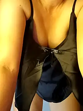 Snapshot of Hue87 chatting on 09/15/25, 04:18 Hue87 online show from 09/15/25, 04:18