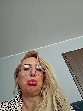 Snapshot of MariaRichi_ chatting on 03/04/25, 10:24 MariaRichi  online show from 03/04/25, 10:24