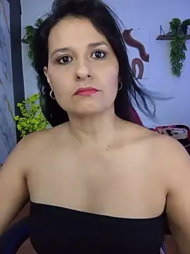 Snapshot of elena_jonees chatting on 07/13/26, 05:27 elena jonees online show from 07/13/26, 05:27