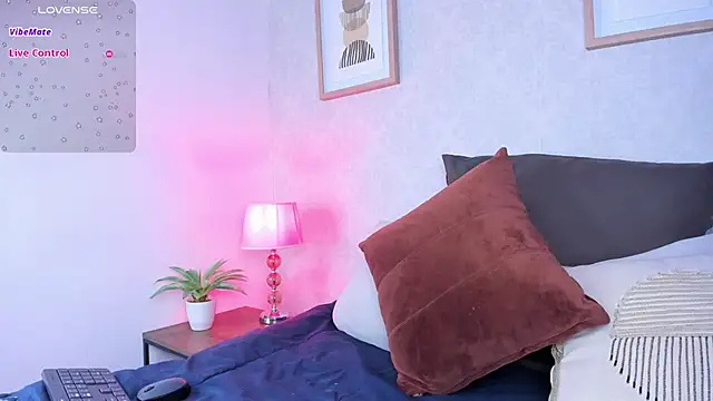 Caroline dh online show from 09/16/25, 11:44