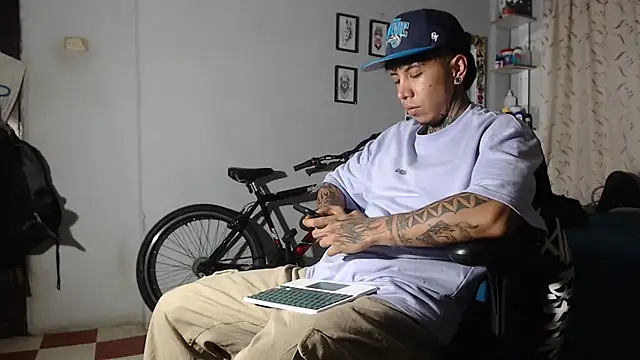 Nickhot0609 online show from 02/04/25, 04:05