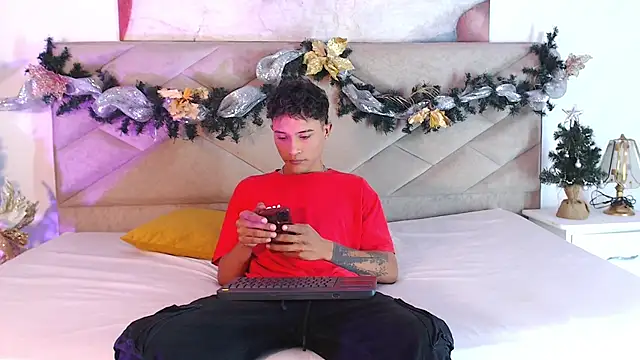 Snapshot of Edward_Milleer chatting on 12/07/24, 03:04 Edward Milleer online show from 12/07/24, 03:04