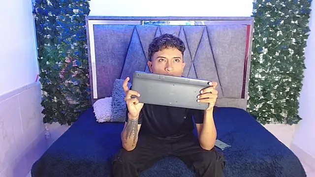 Snapshot of Edward_Milleer chatting on 12/13/24, 02:38 Edward Milleer online show from 12/13/24, 02:38