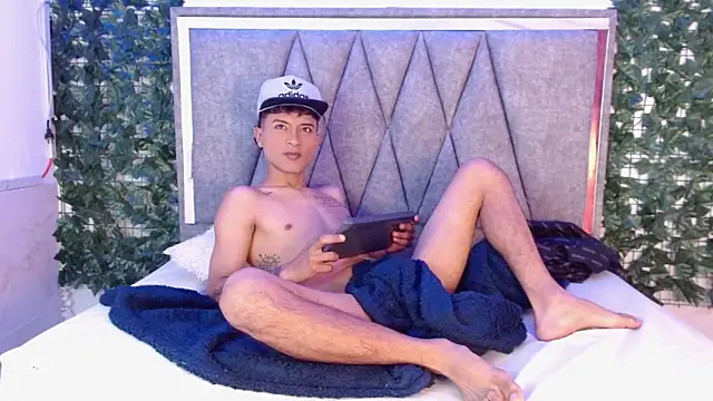 Snapshot of Edward_Milleer chatting on 12/15/24, 02:48 Edward Milleer online show from 12/15/24, 02:48