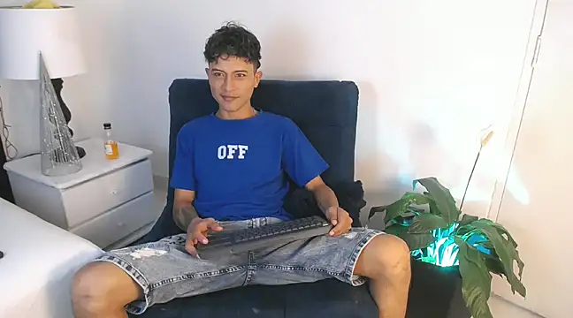 Snapshot of Edward_Milleer chatting on 12/22/24, 02:38 Edward Milleer online show from 12/22/24, 02:38