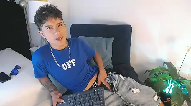 Snapshot of Edward_Milleer chatting on 12/22/24, 05:42 Edward Milleer online show from 12/22/24, 05:42