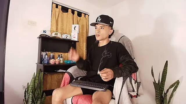 Snapshot of Edward_Milleer chatting on 10/21/25, 06:30 Edward Milleer online show from 10/21/25, 06:30