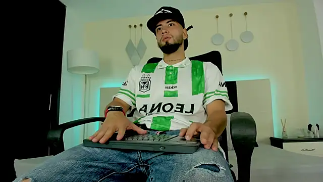 Snapshot of MattDevon chatting on 12/01/25, 12:48 MattDevon online show from 12/01/25, 12:48