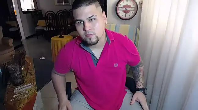 Snapshot of pitbullveryhot chatting on 03/01/25, 04:44 pitbullveryhot online show from 03/01/25, 04:44