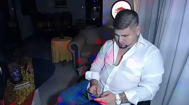 Snapshot of pitbullveryhot chatting on 03/03/25, 08:27 pitbullveryhot online show from 03/03/25, 08:27