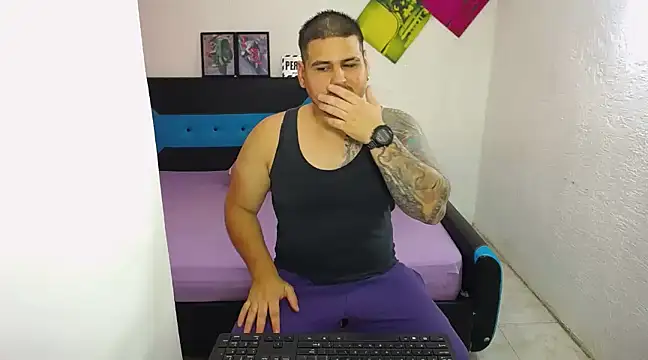 Snapshot of pitbullveryhot chatting on 03/10/25, 08:01 pitbullveryhot online show from 03/10/25, 08:01