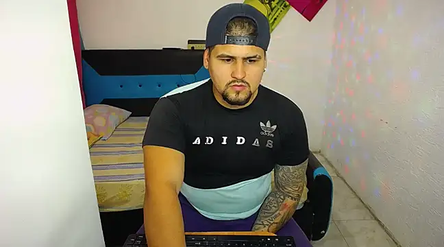 Snapshot of pitbullveryhot chatting on 03/19/25, 04:14 pitbullveryhot online show from 03/19/25, 04:14