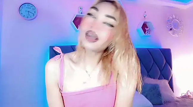 Snapshot of Hallyhott chatting on 12/07/24, 12:35 Hallyhott online show from 12/07/24, 12:35