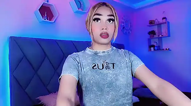 Snapshot of Hallyhott chatting on 12/16/24, 01:11 Hallyhott online show from 12/16/24, 01:11