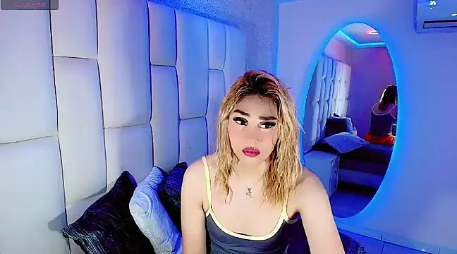 Snapshot of Hallyhott chatting on 03/08/25, 04:01 Hallyhott online show from 03/08/25, 04:01