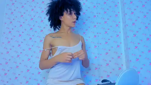 Snapshot of StassieBell chatting on 09/16/25, 03:35 StassieBell online show from 09/16/25, 03:35