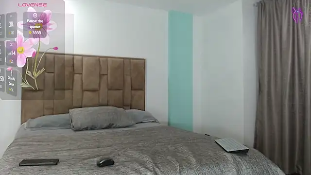 aleejhandraa online show from 10/19/25, 11:27