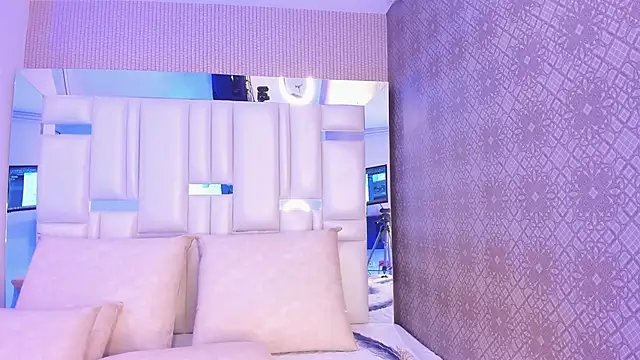 Snapshot of Valery_Foxx_ chatting on 12/17/24, 12:11 Valery Foxx online show from 12/17/24, 12:11