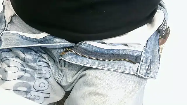 XiaoGuoGuo284512 online show from 11/28/25, 04:37