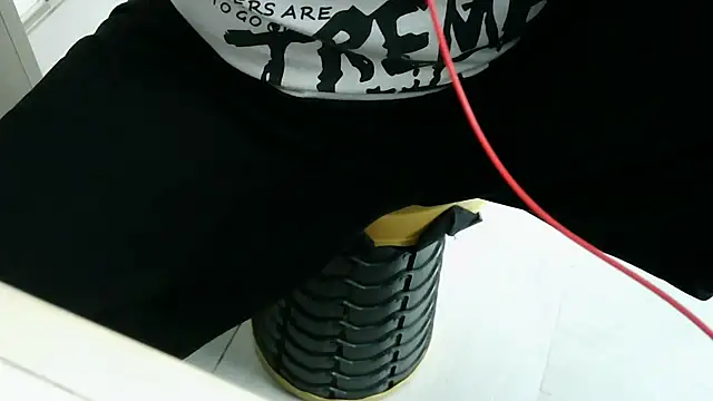 XiaoGuoGuo284512 online show from 12/23/25, 01:47