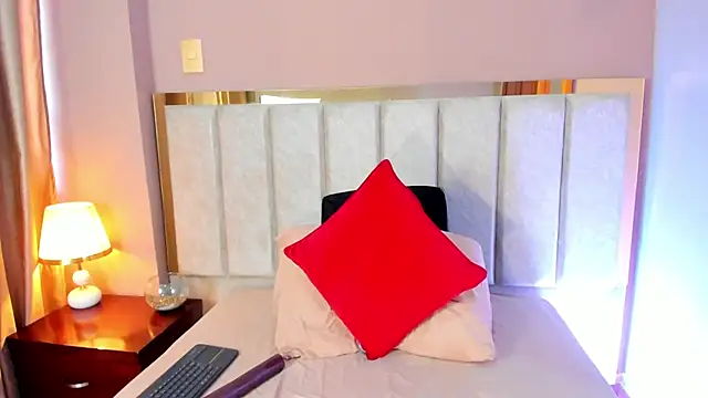 LaraGoldd online show from 10/31/25, 04:52