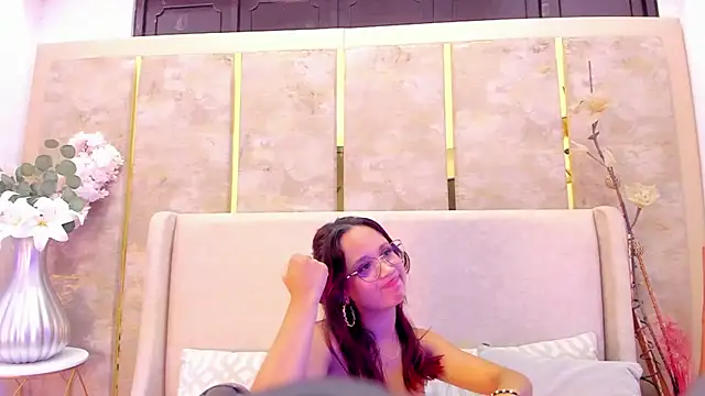 Snapshot of MelanieRoah chatting on 03/22/25, 10:48 MelanieRoah online show from 03/22/25, 10:48