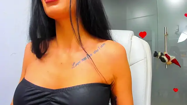 Queenrafaella online show from 12/15/25, 03:44