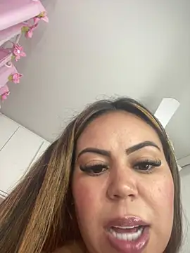 lariic online show from 02/15/25, 02:15