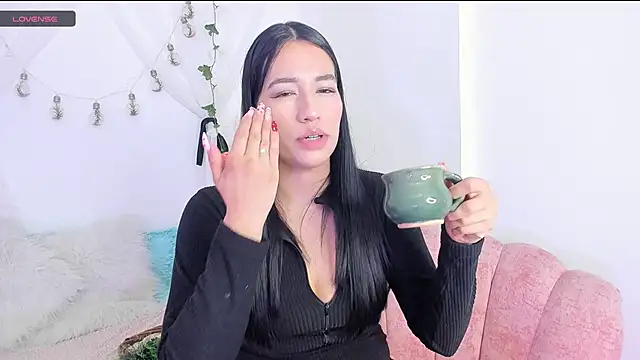 Snapshot of Sara_Kurt chatting on 01/03/25, 01:03 Sara Kurt online show from 01/03/25, 01:03