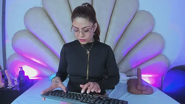 Snapshot of Anna__Spencer chatting on 03/07/25, 12:12 Anna Spencer online show from 03/07/25, 12:12