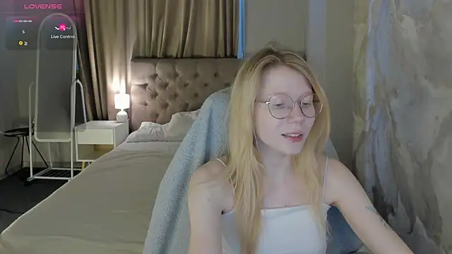 Snapshot of Esme_Runn chatting on 07/03/26, 03:13 Esme Runn online show from 07/03/26, 03:13