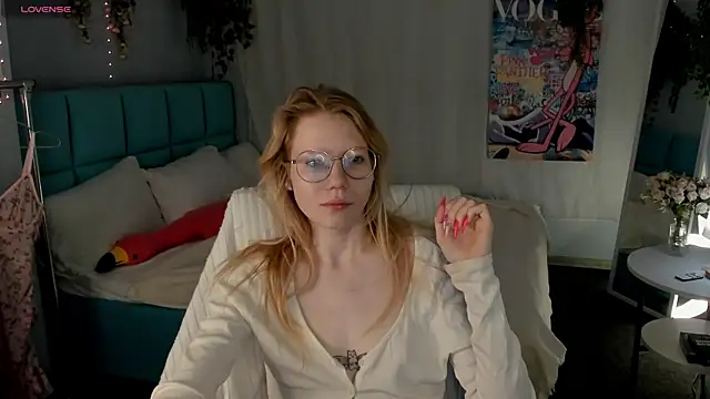 Snapshot of Esme_Runn chatting on 07/06/26, 03:03 Esme Runn online show from 07/06/26, 03:03